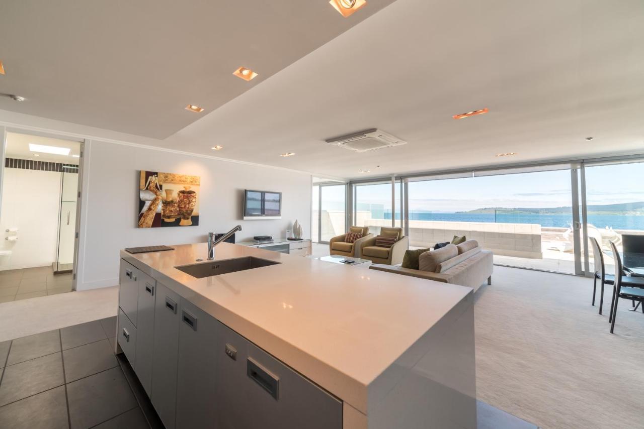 圣水陶波酒店 外观 照片 A kitchen in a modern home