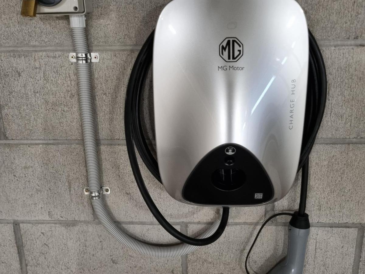 圣水陶波酒店 外观 照片 MG Motor UK charging station