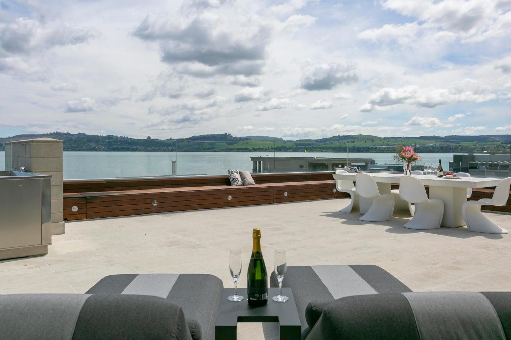 圣水陶波酒店 外观 照片 The rooftop terrace