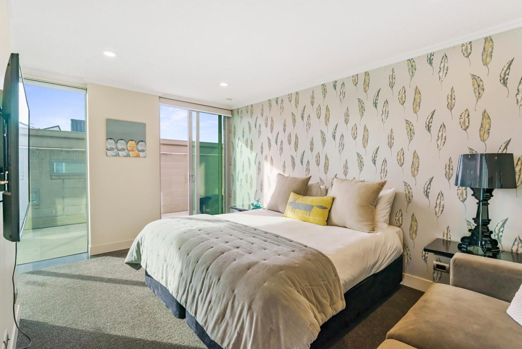 圣水陶波酒店 外观 照片 A bedroom in a modern apartment