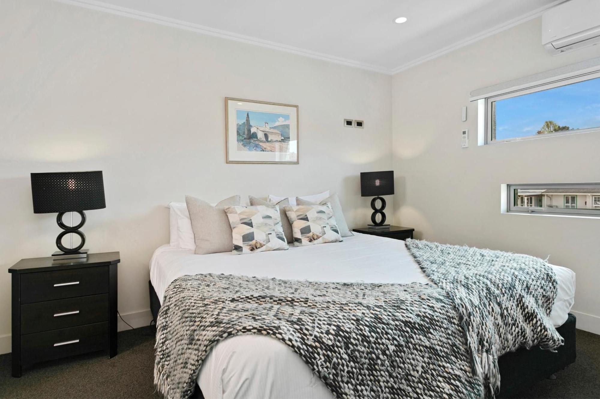 圣水陶波酒店 外观 照片 A bedroom in a house