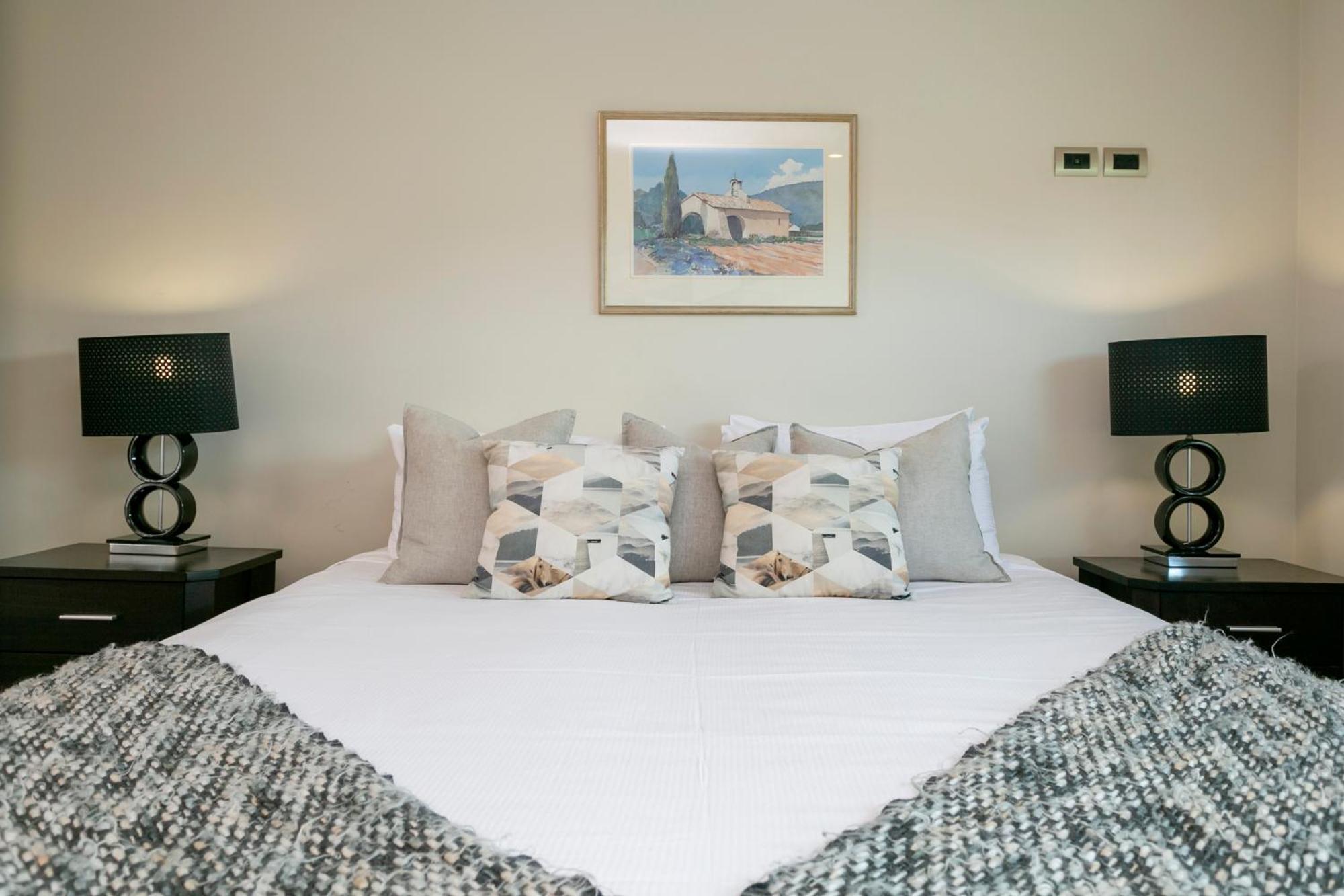 圣水陶波酒店 外观 照片 A bed with a duvet