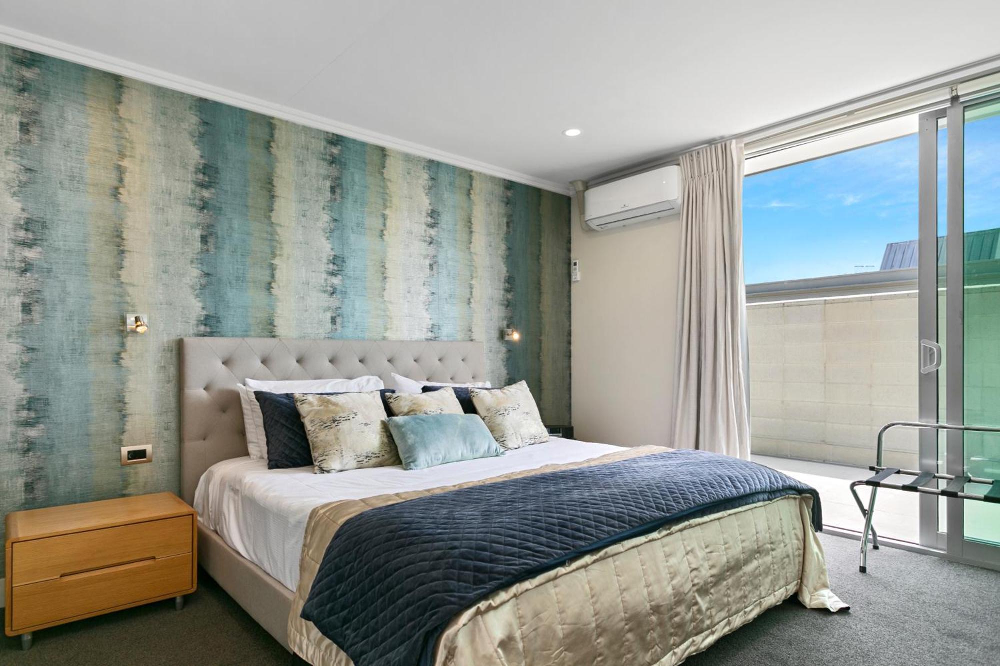 圣水陶波酒店 外观 照片 A bedroom with a bed