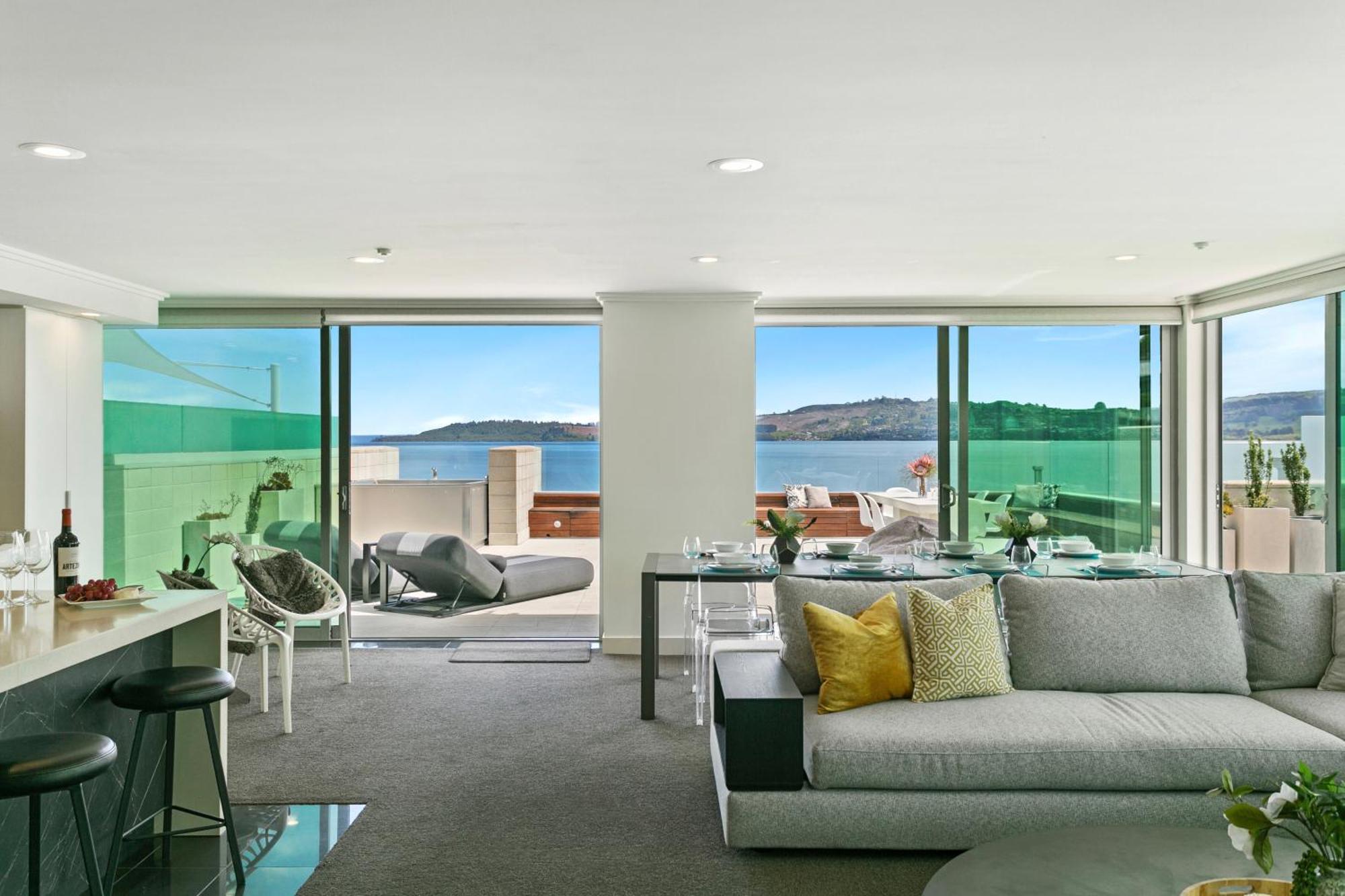 圣水陶波酒店 外观 照片 A living room in a penthouse apartment