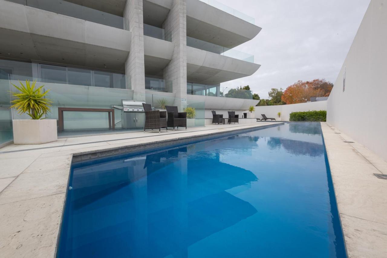 圣水陶波酒店 外观 照片 A pool in a private home