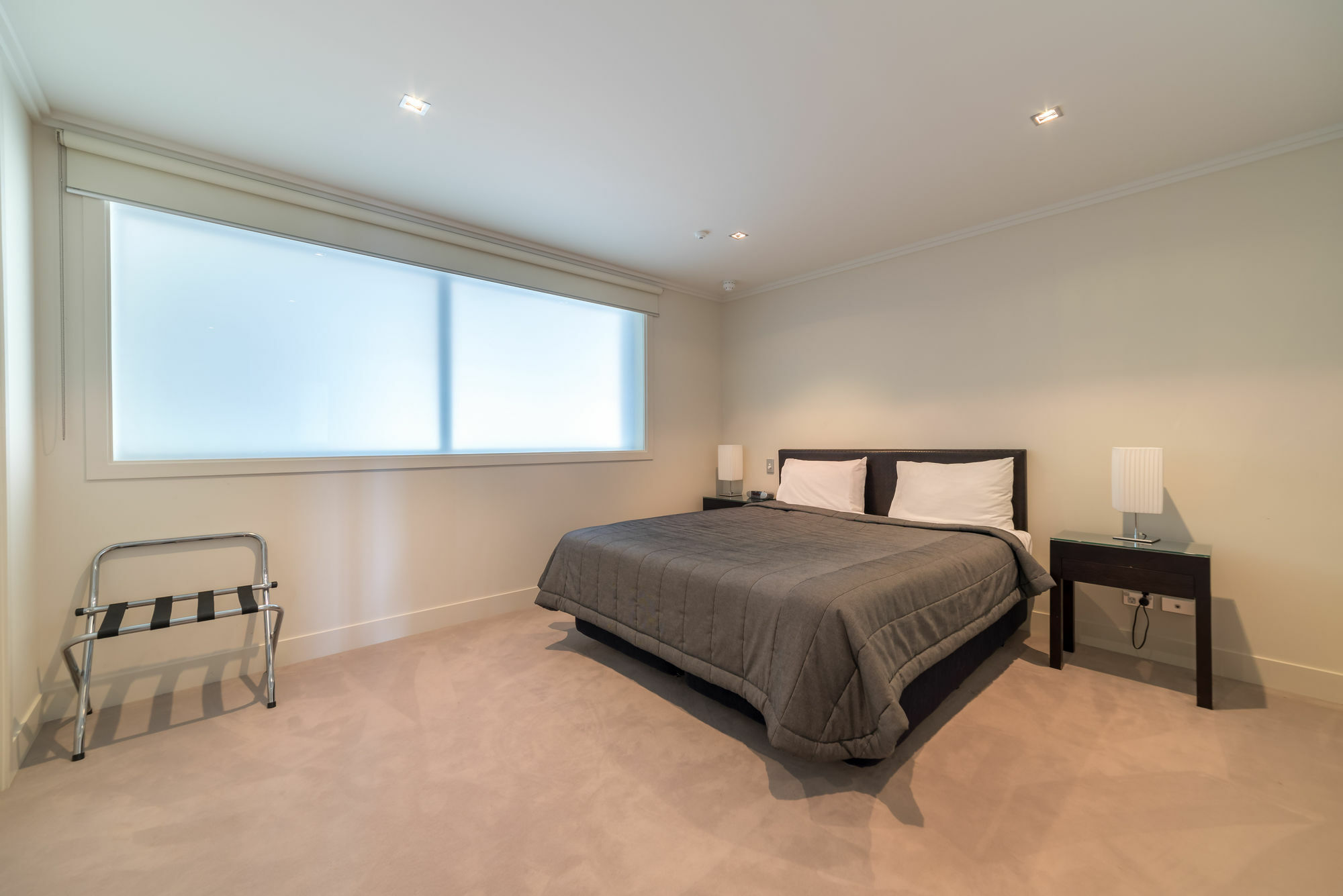 圣水陶波酒店 外观 照片 A bedroom with a bed, a chair and a bedside table