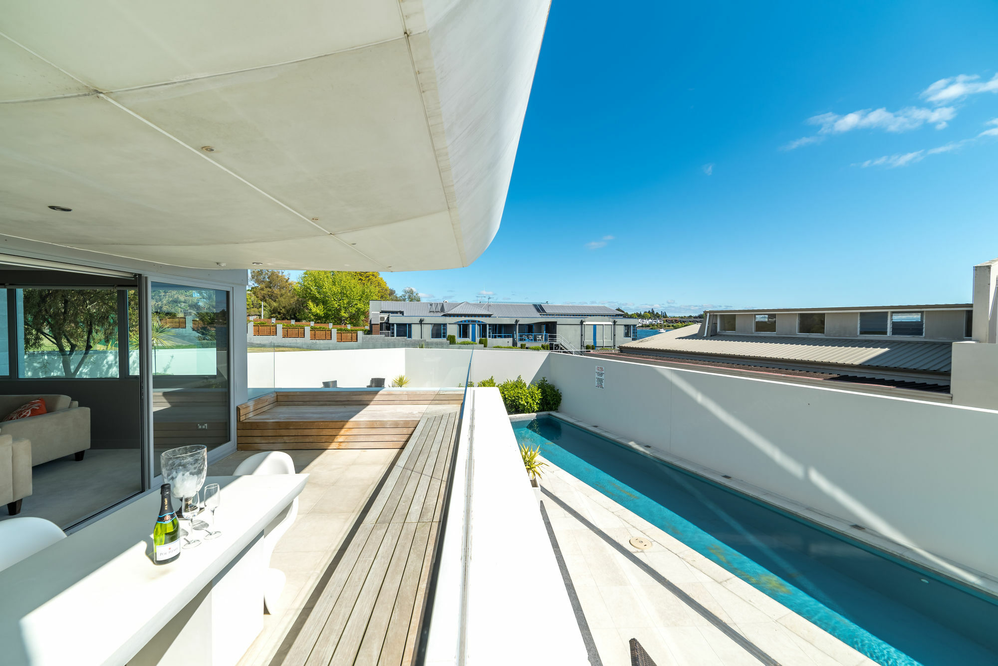 圣水陶波酒店 外观 照片 The pool at the home of Australian cricket player Glenn McGrath